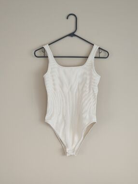 Medium OQQ Cream Ribbed Snap Bottom Bodysuit